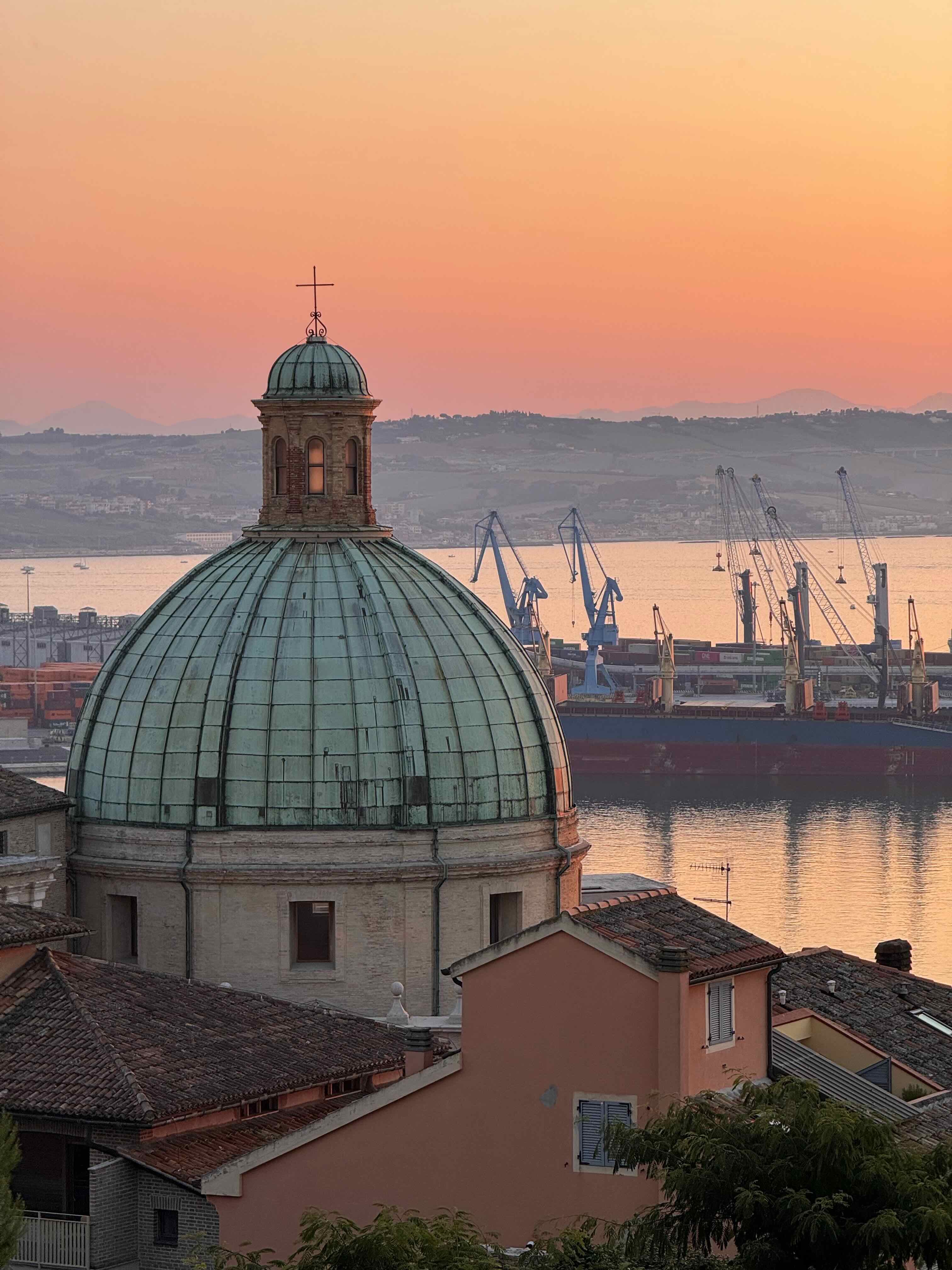 Passaggio cittadino con prospettiva marcata